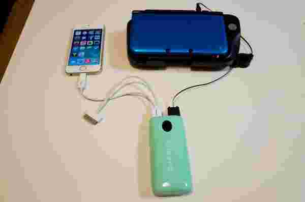 モバイルバッテリーで同時充電する様子