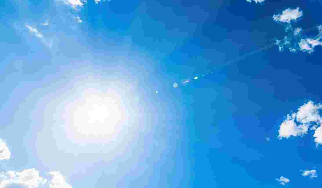 青空と雲と太陽光
