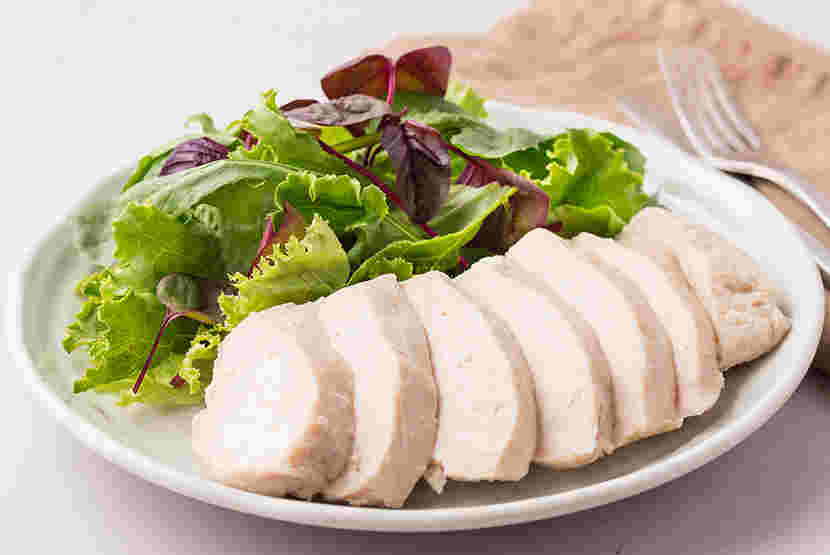 お皿に野菜とサラダチキンがのっている