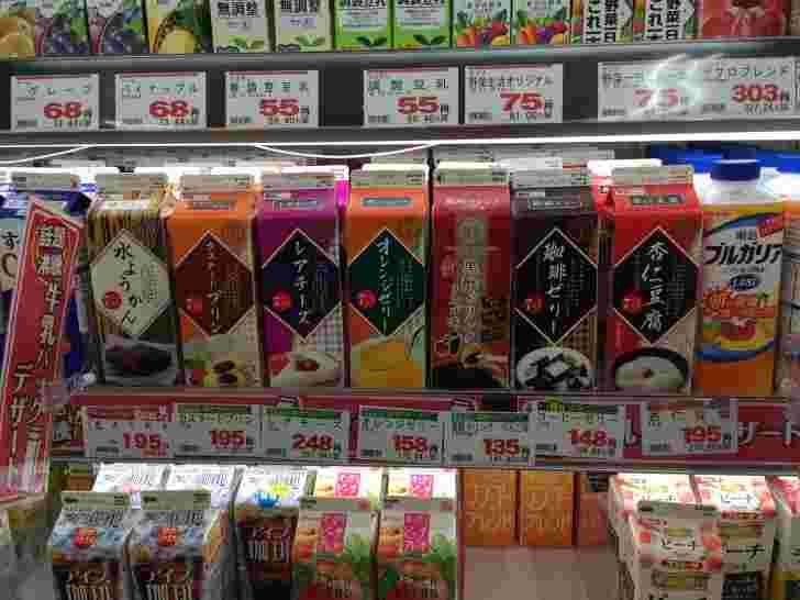 業務スーパーの売り場に並ぶ紙パックデザートシリーズ