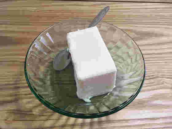 食べやすい大きさにカットしたレアチーズ