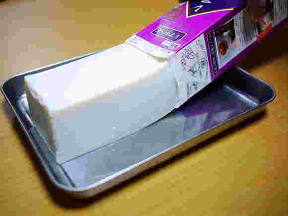 紙パックからレアチーズを取り出しているところ