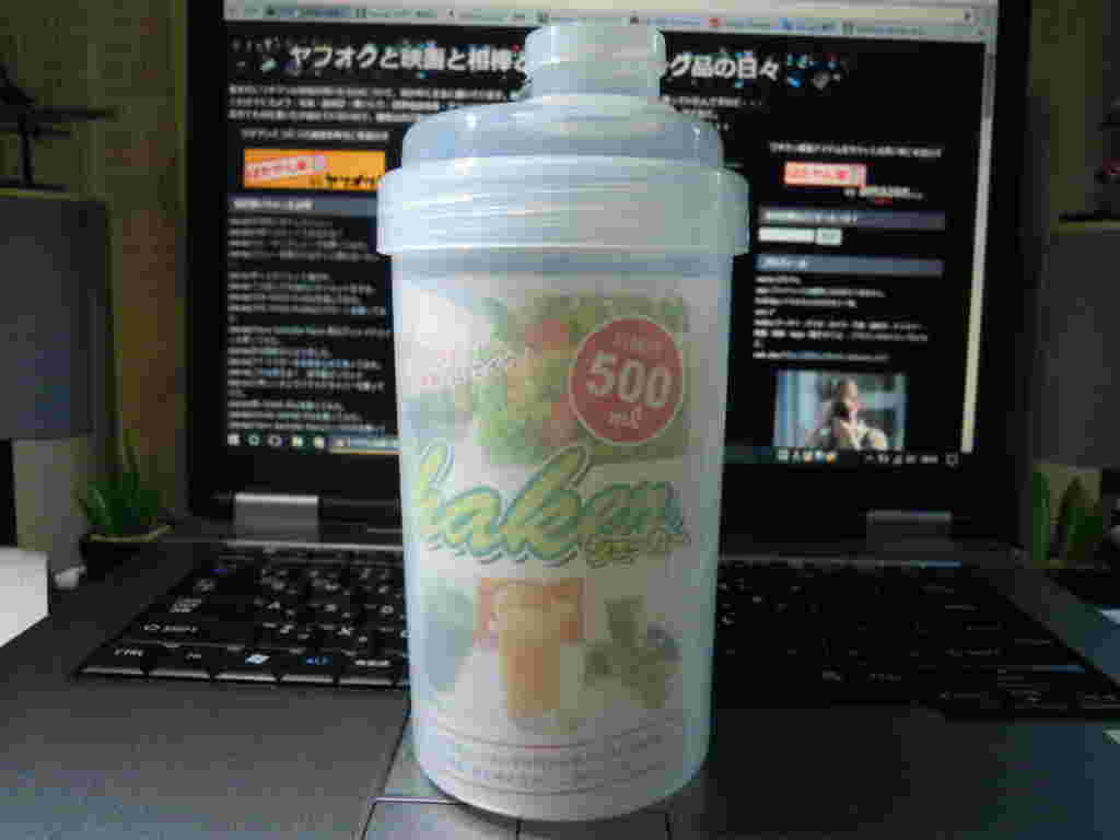 ダイソーの口付きシェイカー