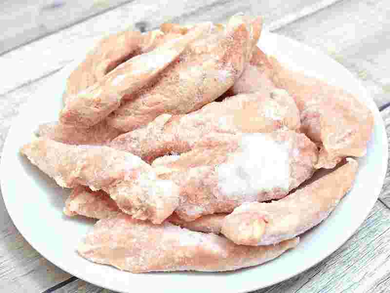 冷凍の若鶏ささみが皿にのっている