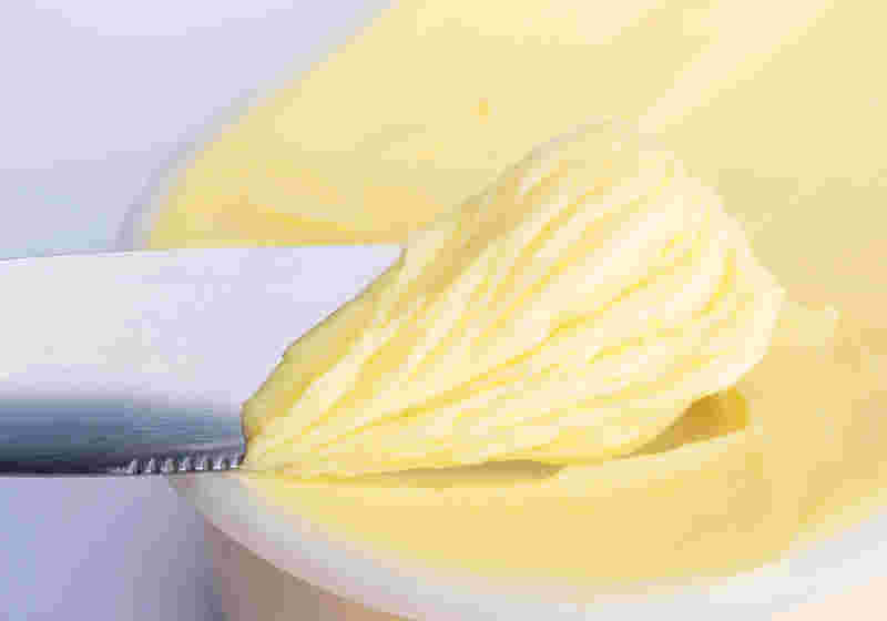 バターナイフでマーガリンをすくう画像