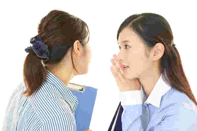 女性二人が話をしている画像