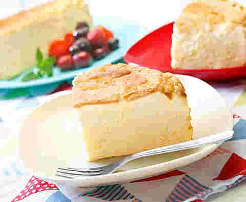 お皿に盛り付けたスフレチーズケーキ
