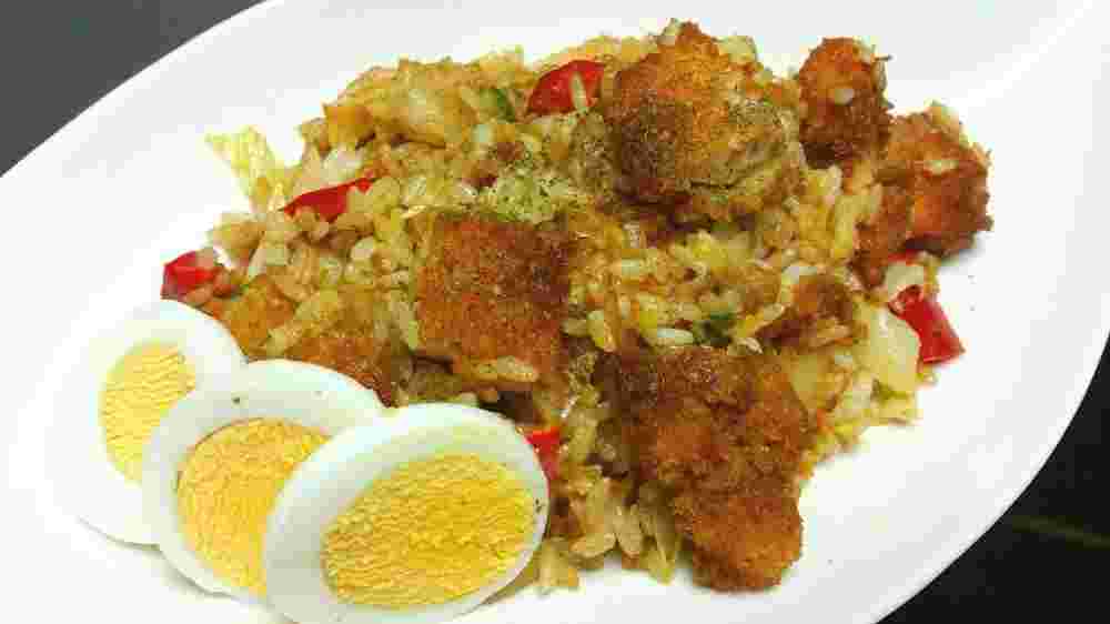 白いお皿に盛られたハムカツのカレーチャーハン