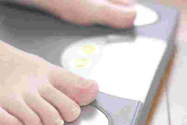 体重計に乗る女性の足元