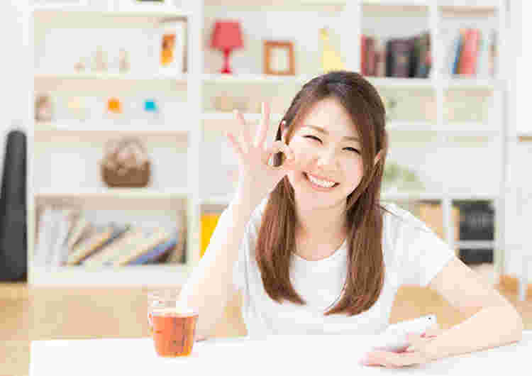 嬉しそうに指でマルを作る女性