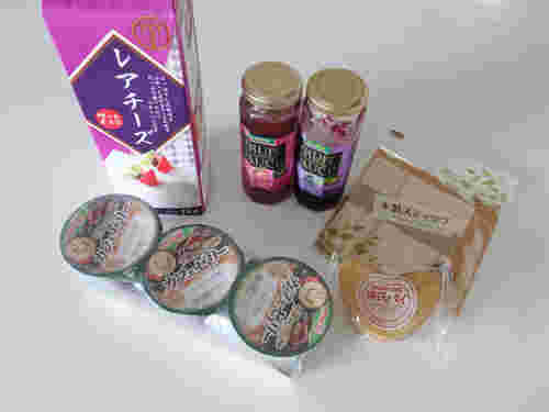 レアチーズで作るアイスの材料（ジャムやカフェゼリーなど）