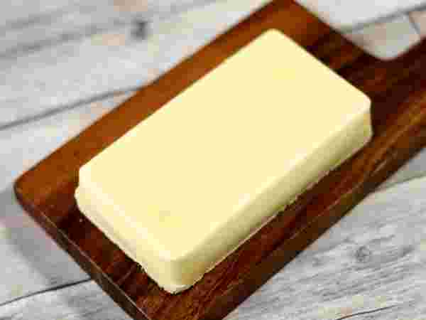 容器から取り出したリッチチーズケーキ