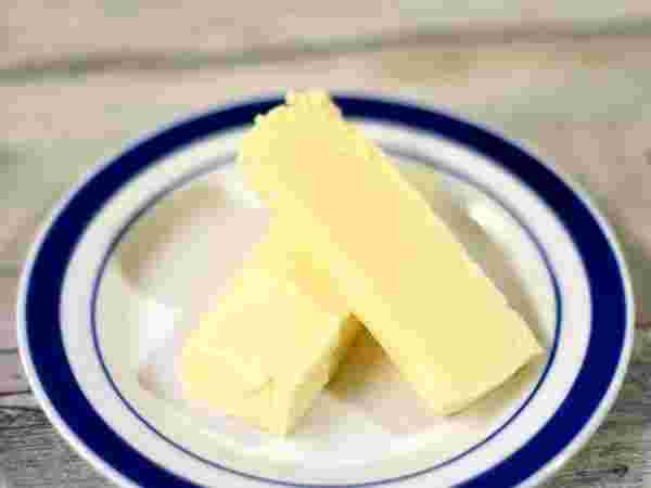 カットしてお皿に入れたリッチチーズケーキ