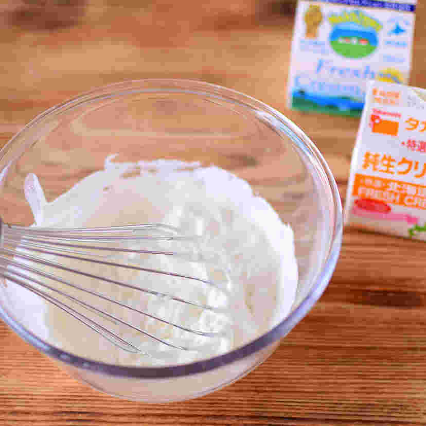 生クリームのパッケージとボウルでかき混ぜられている生クリーム