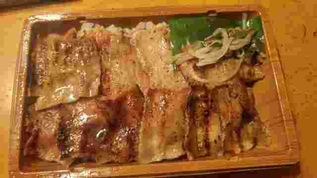 ファミマの炙り焼三元豚のねぎ塩カルビ重