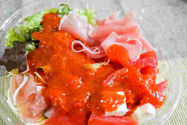 セブンイレブンの生ハムとチーズとトマトの冷製パスタ