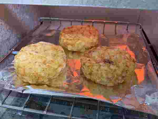 オーブンでハッシュポテトを焼く様子