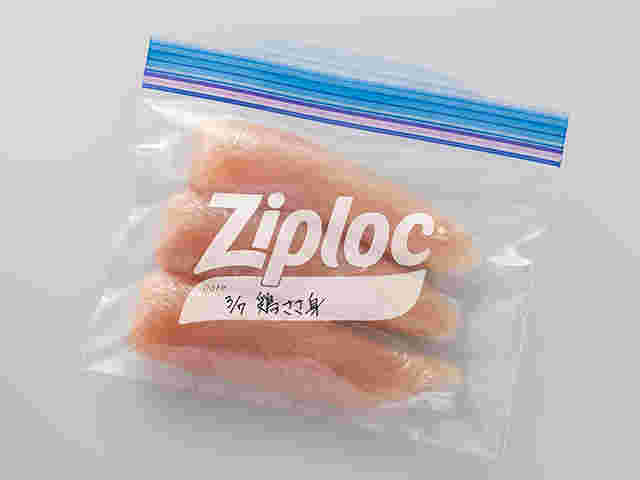 ジップロックに小分けしている鶏ささみ
