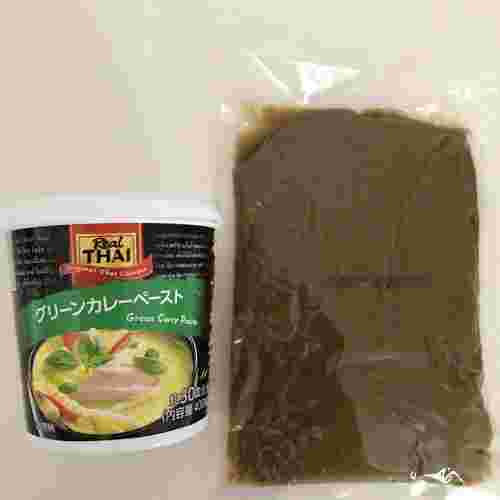 グリーンカレーのケースを空けてペーストの入った袋を出した写真