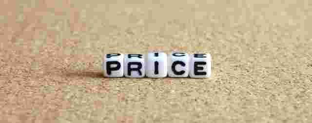 サイコロにPRICEと一文字ずつ書かれたものを並べた様子