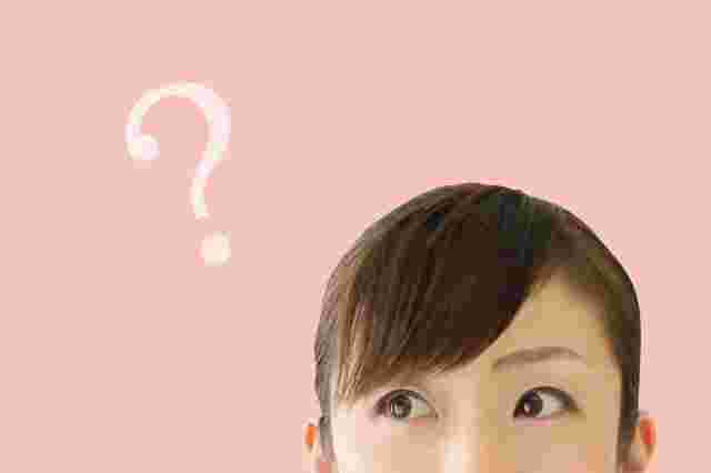 女性の鼻から上の顔写真で左側にはてなマークが浮かんでいる様子