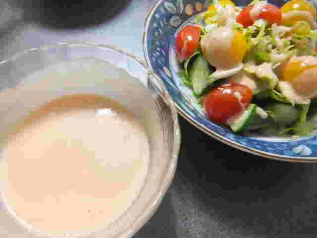 野菜サラダと赤いフレンチドレッシング