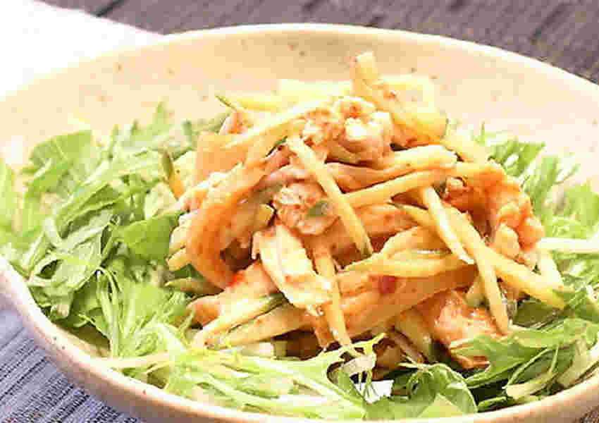 野菜サラダに胡麻ドレッシングをかけている