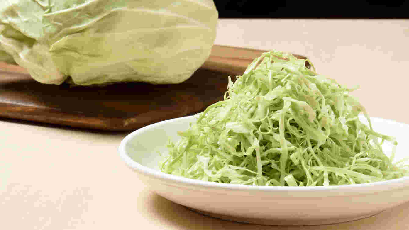 まな板の上のキャベツと千切りキャベツ