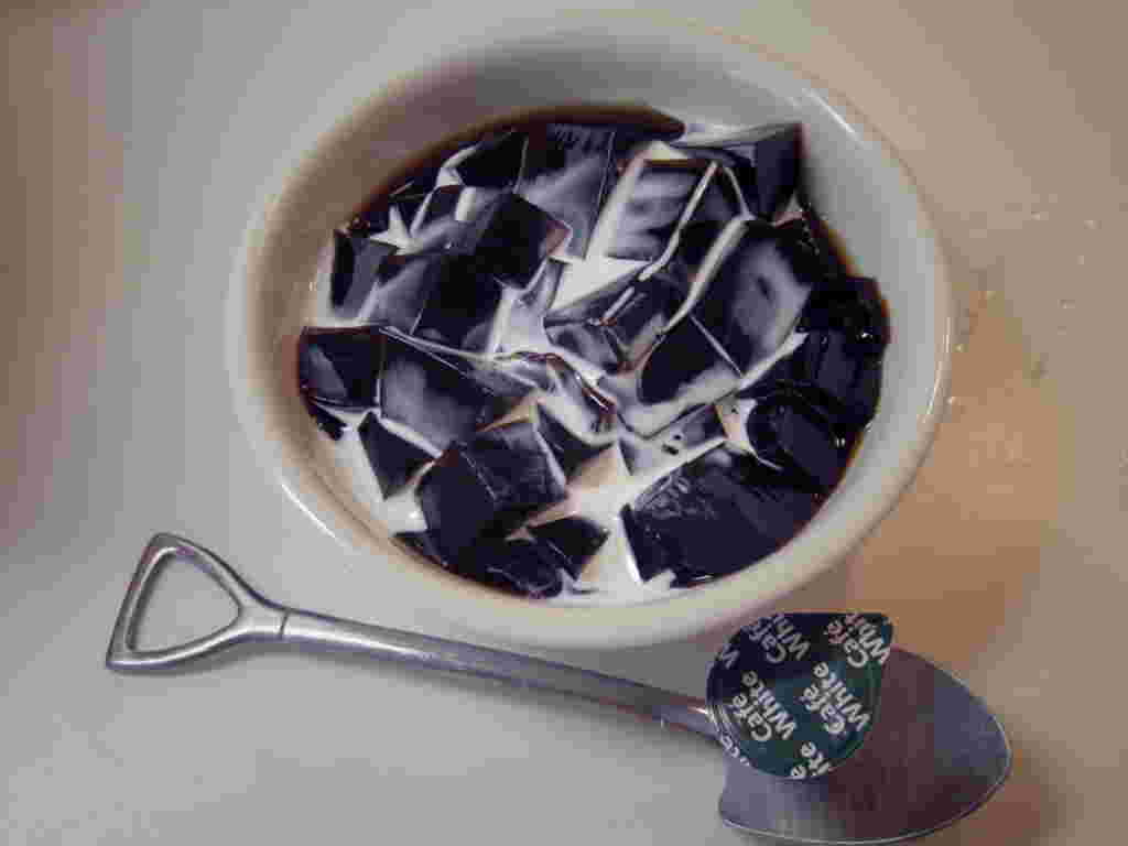 サイコロ状に刻んだコーヒーゼリーにコーヒーフレッシュを掛けたスイーツ
