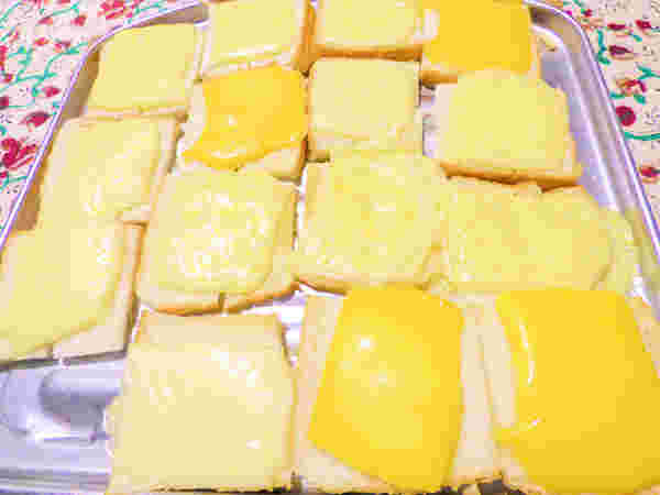 トレーの上にとろけるチーズがのったパンが並べられている様子