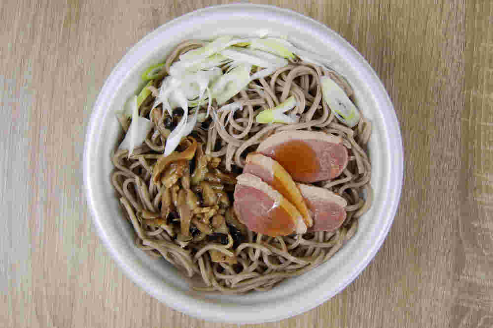 鴨肉が贅沢に使用された蕎麦