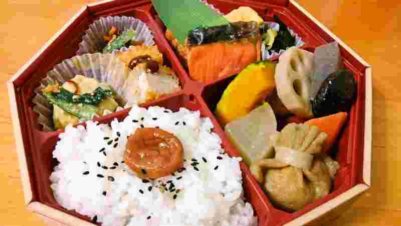贅沢な和食料理の盛り込まれた弁当