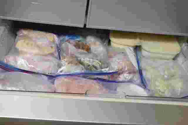 冷凍庫の食材を覗いている様子。