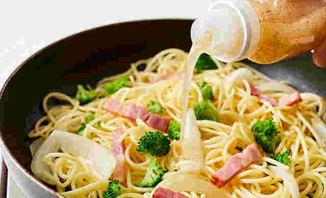 パスタにドレッシングをかけている