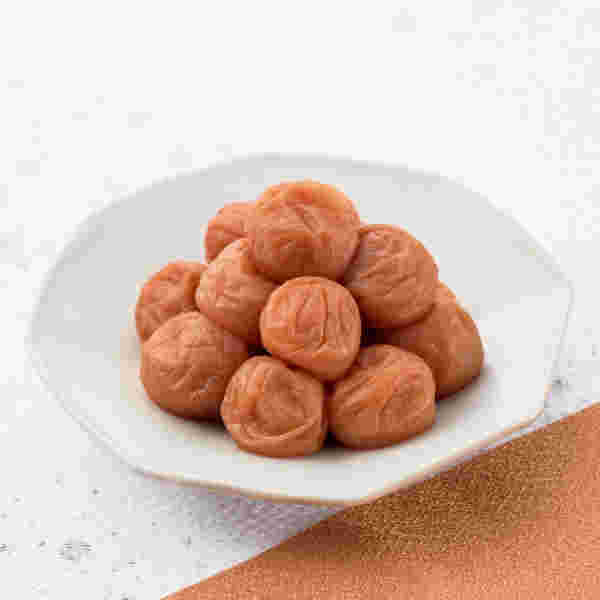 小皿に入った梅干し