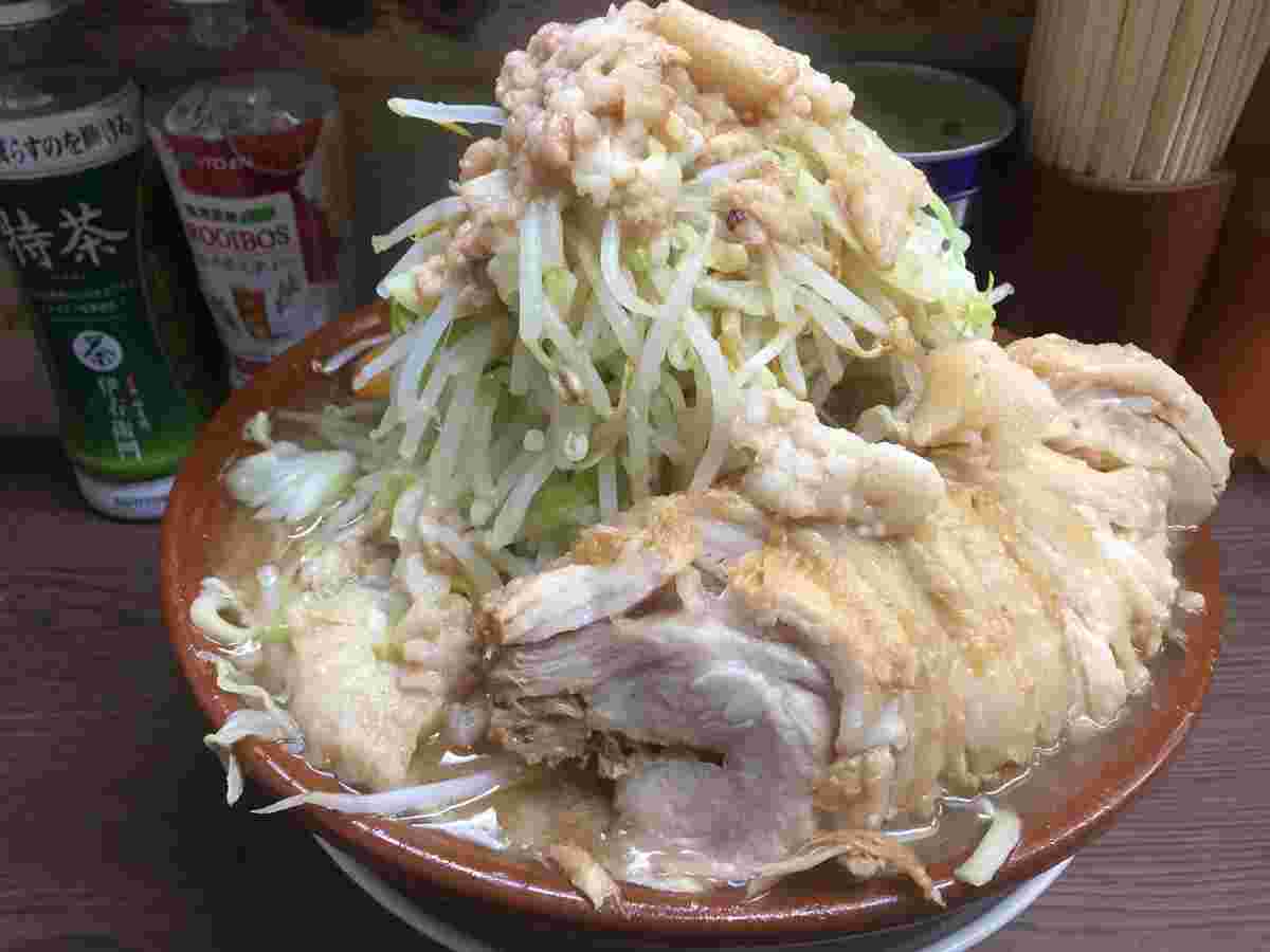 横浜市に在るラーメン二郎横浜関内店のデカ盛りラーメン