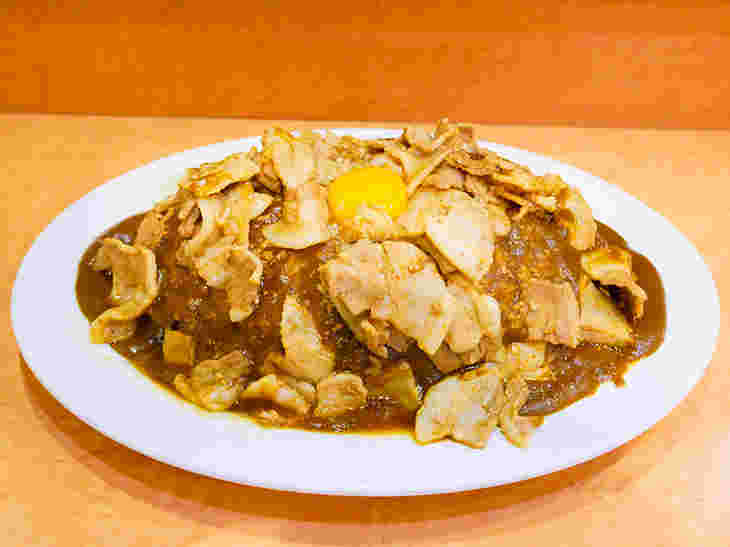 横浜市に在るバーグ過ぎた本店のデカ盛りスタミナカレー