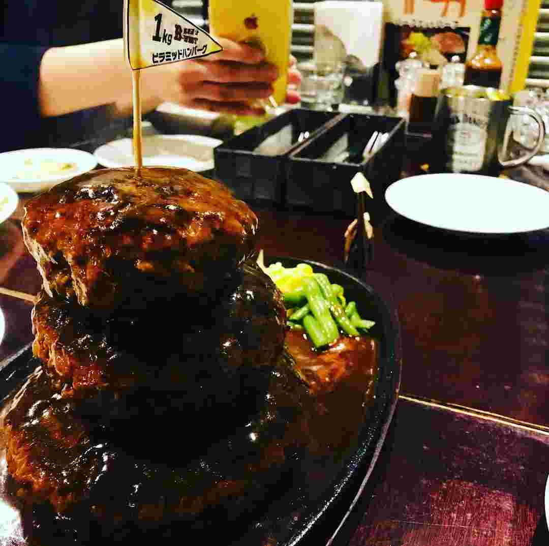 横浜市に在るビーウエストのデカ盛りハンバーグ