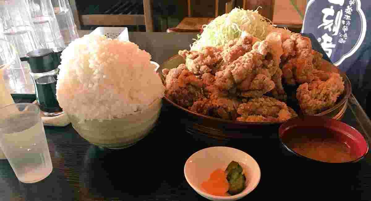 横浜市に在るやきとりの拓のデカ盛り唐揚げ定食
