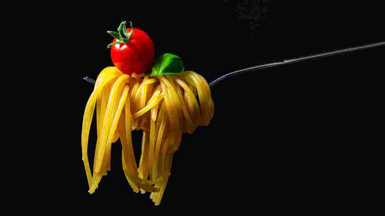 フォークに巻いたパスタの画像