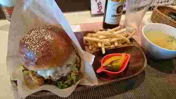 ハンバーガーとポテトとスープのセット