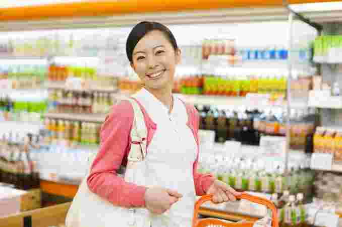 安い買い物ができて嬉しい女性