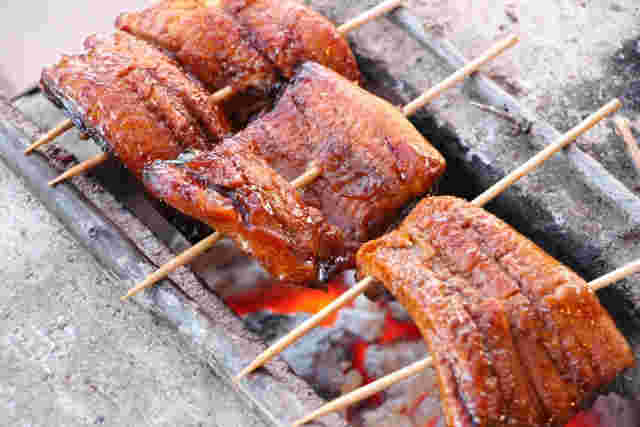 うなぎを焼いている様子
