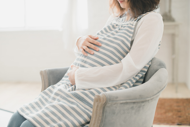 妊婦が座っている様子