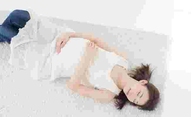 妊婦が横になっている様子