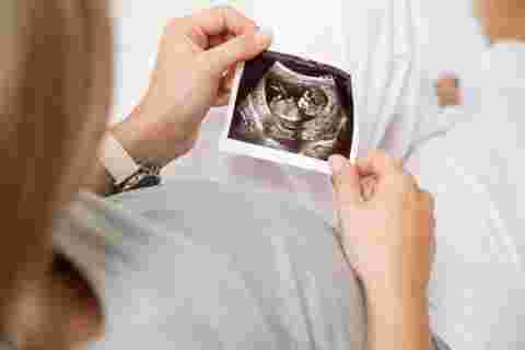 妊婦が胎児エコーの写真を見ている様子
