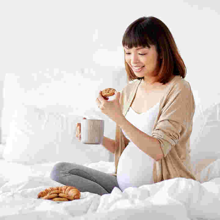 妊婦が食事している様子