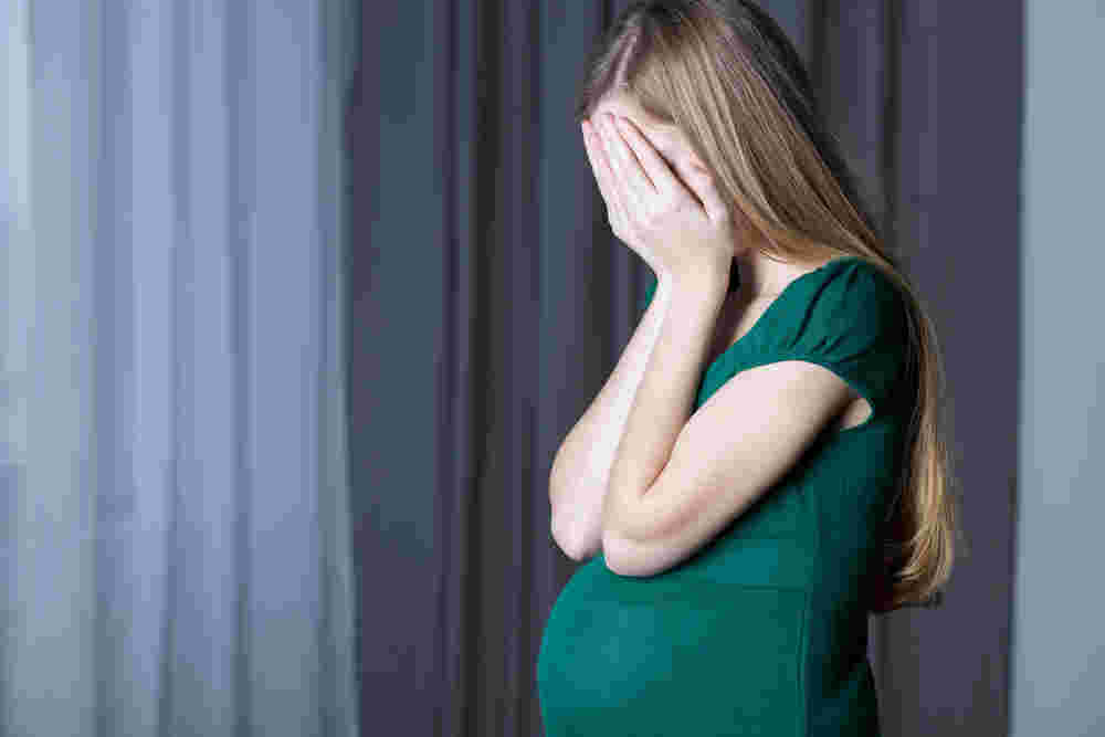 妊婦がストレスを抱えている様子