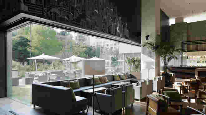 ガーデンカフェウィズテラスバーの店内とテラス席