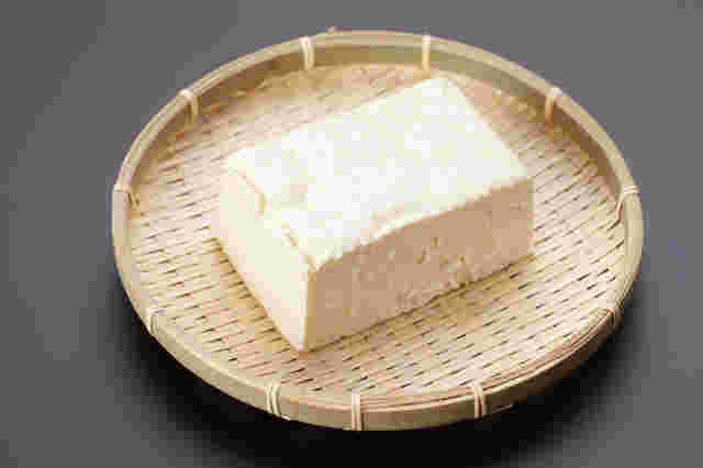 ざるに乗った木綿豆腐の画像